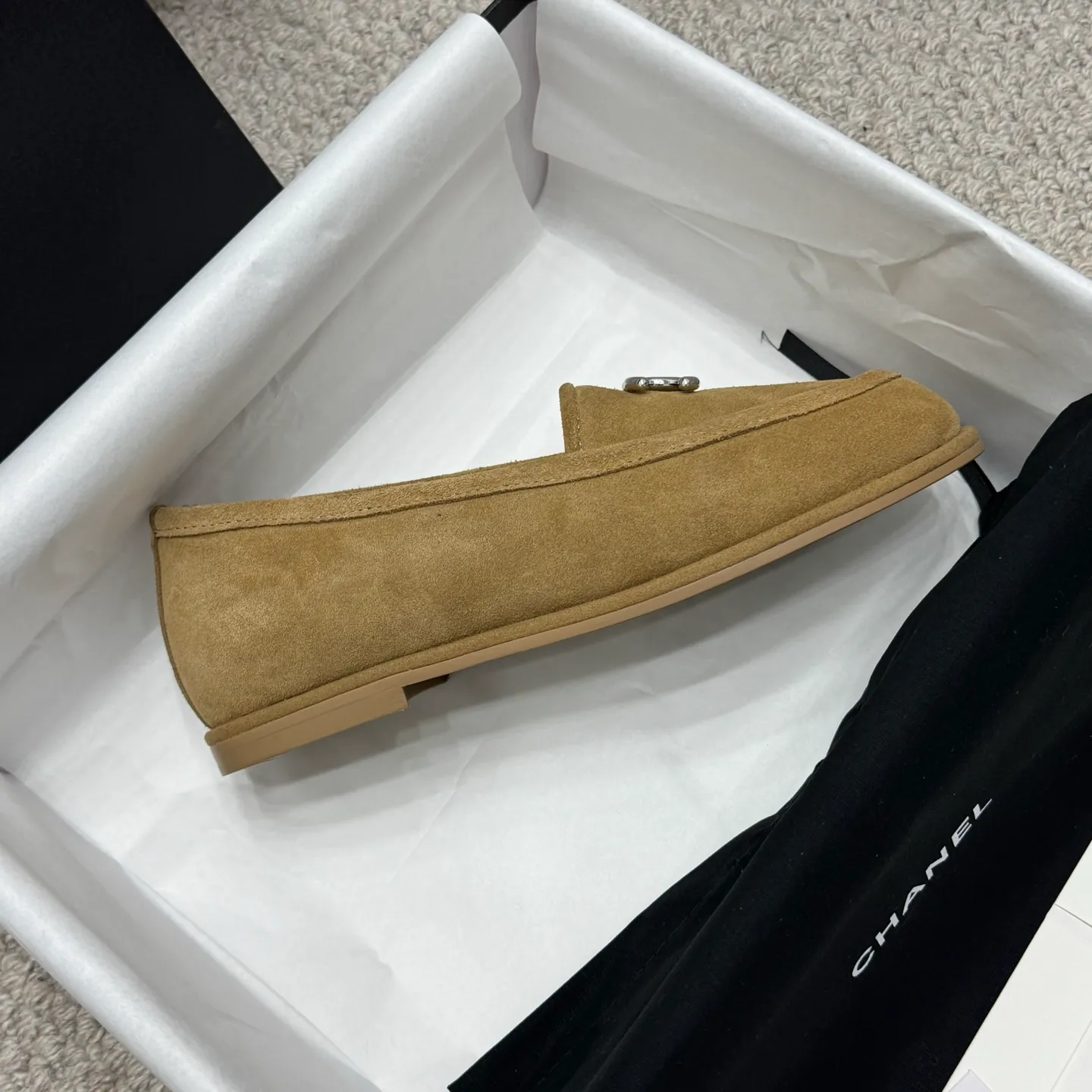 👟👟Ex-factory price 600👟👟 Classic model 🇨🇳ChaneL 25K Teddy fur loafers Simple and high-end design, super versatile! Double C logo embellishment! Imported suede has the texture of natural animal leather visible to the naked eye! The top version is stress-free when entering and exiting the cabinet. It has a bookish texture on the feet and feels great on the feet. Versatile item. ✅Upper: Customized imported suede. ✅Inner lining: imported lamb wool. ✅Outsole: imported genuine leather. ✅Size: 35-40. ✅Comes with a full set of packaging.